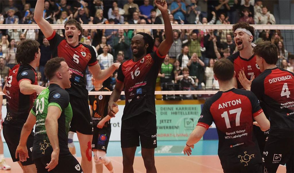 Die Ludwigsburger Volleyballer bejubeln den 3:1-Sieg gegen den VfB Friedrichshafen.
