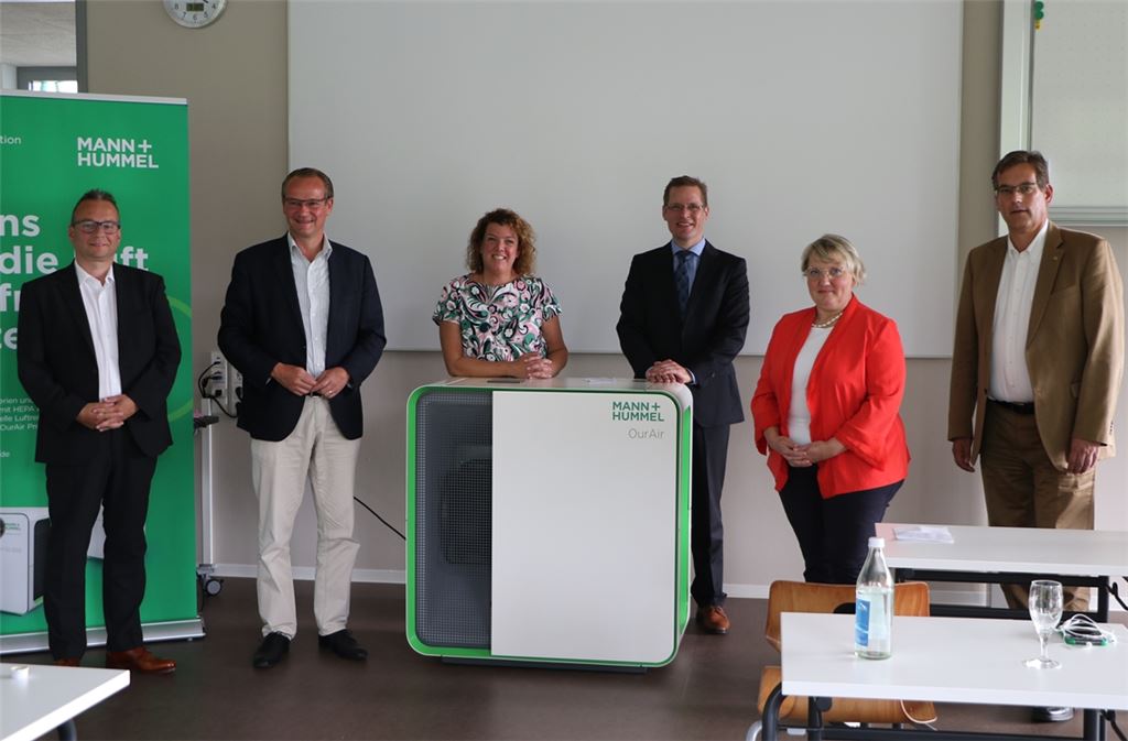 Die Luftfilter sind nun in den Klassenzimmern zu sehen: Es freuen sich v. li. Gemeinderat Alexander Kirbis (CDU), Gunther Krichbaum, Bürgermeisterin Birgit Förster, Mann+Hummel-Vertreter Jan-Eric Raschke, Katja Mast und Erik Schweickert. Foto: Willimek