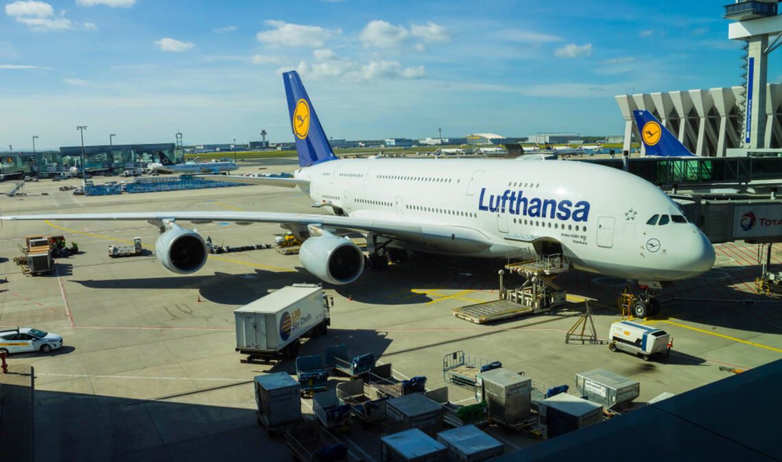 Die Lufthansa-Aktie fällt am Montag um sieben Prozent. Die Eskalation im Nahen Osten und steigende Kerosinkosten belasten die Fluggesellschaft.