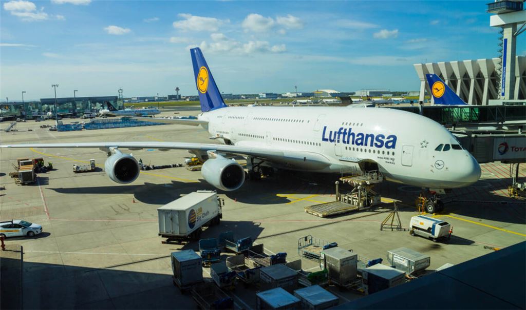 Die Lufthansa-Aktie fällt am Montag um sieben Prozent. Die Eskalation im Nahen Osten und steigende Kerosinkosten belasten die Fluggesellschaft.