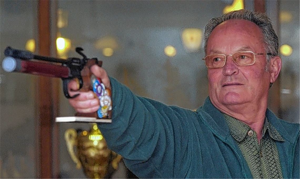 Die Luftpistole im Anschlag: Roland Schneck hat mit verschiedenen Waffen unzählige Erfolge gefeiert. Der 73-Jährige ist nach 45 Jahren nicht mehr Vorsitzender des Enzberger Schützenvereins, bleibt seinem Sport und seinen Vereinskameraden in der Seniorenklasse jedoch weiterhin treu. 