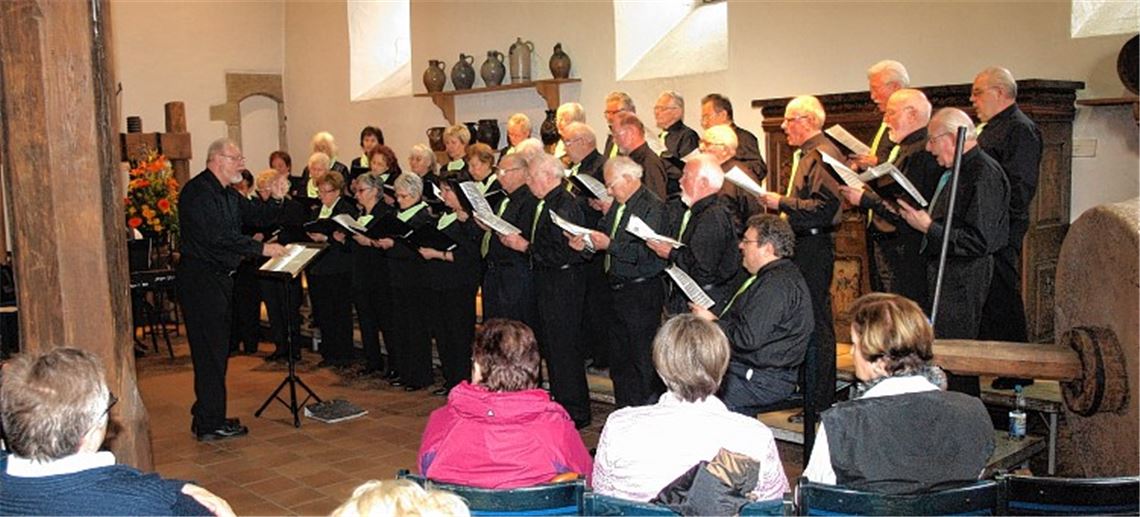 Die MGV-Chöre unterhalten ihre Gäste in der Kelter mit beschwingten Liedern. Foto: Appich