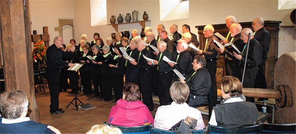 Die MGV-Chöre unterhalten ihre Gäste in der Kelter mit beschwingten Liedern. Foto: Appich