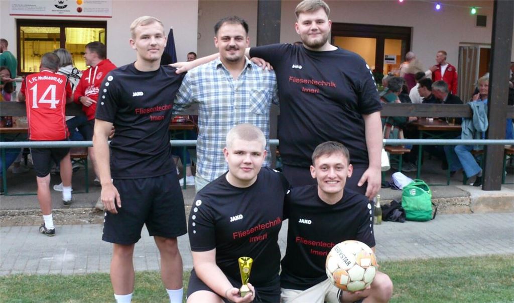 Die „MS Schulterbrecher“: Tim Eier, Tormann Leon Berner, Veton Imeri (hi., v.li.), Marc Rau und Moritz Geißel (vo., v.li.). Foto: Dietrich