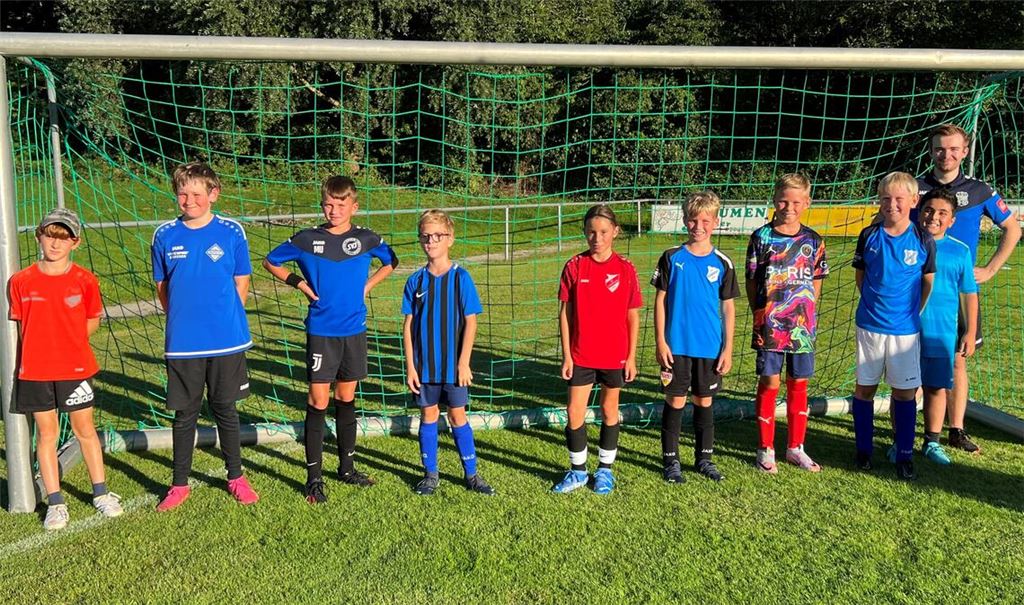 Die MT-Auswahl für den Possehl-Cup nach ihrem ersten gemeinsamen Training. Coach Dennis Grasberger vom TSV Ötisheim freut sich über motivierte Nachwuchskicker. Foto: Klassen