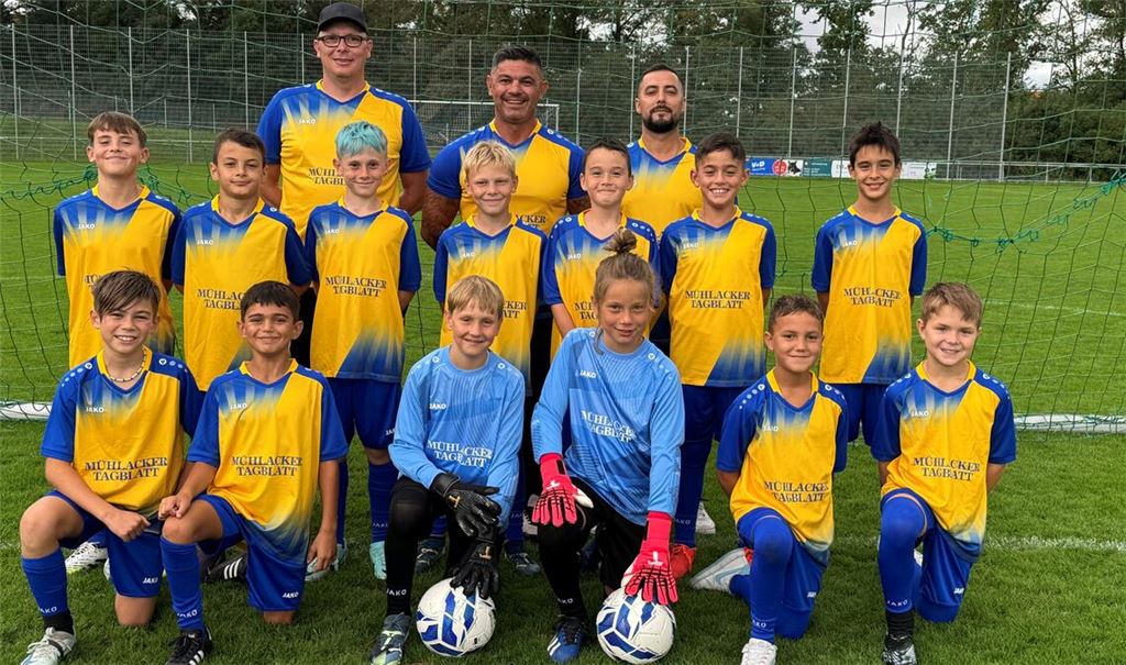 Die MT-Auswahl mit ihren Trainern Marco Graupner, Battal Safak und Bruno Blimundo (hinten, v.li.): Matej Brekalo, Arijan Besirevic, Lian Graupner, Samuel Heuer, Sam Dyka, Renas Ali Özalp, Darian Negrea, Lenn Hoffmann (mittlere Reihe, v.li.), Edis Safak, Anton Knapp, Valentin Schramm, Adriano Blimundo und Niklas Hüber (vorne, v.li.). Auf dem Bild fehlen Matti Hofsäß und Branko Jajic.Fotos: Klassen/privat