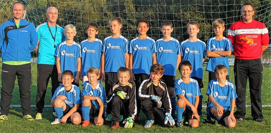 Die MT-Auswahlmannschaft beim Training am Montagabend mit ihren Trainern Frank Springer, André Knapp (beide E-Jugend TSV Ötisheim; v.li.) und Daniel Lange (E-Jugend TSV Wiernsheim, re.). Gestern sind auch Trikots, Hosen und Stutzen geliefert worden, am Samstag kicken die Jungs also im Mühlacker-Tagblatt-Outfit.