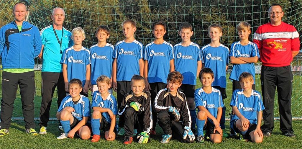 Die MT-Auswahlmannschaft beim Training am Montagabend mit ihren Trainern Frank Springer, André Knapp (beide E-Jugend TSV Ötisheim; v.li.) und Daniel Lange (E-Jugend TSV Wiernsheim, re.). Gestern sind auch Trikots, Hosen und Stutzen geliefert worden, am Samstag kicken die Jungs also im Mühlacker-Tagblatt-Outfit.