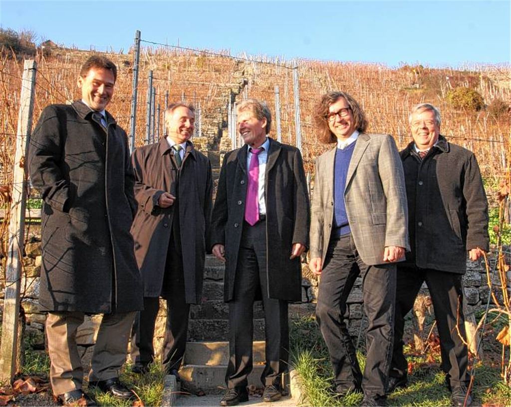 Die Macher und Förderer des Roßwager 401-Stäffeleteamlaufs freuen sich schon: Wolfgang Weidler (Enztalbank), Dr. Rainer Haas (Landrat Kreis Ludwigsburg), Wolf Eisenmann (Erster Landesbeamter Kreis Böblingen, in dessen Landratsamt die Geschäftsstelle des Plenum Heckengäu angesiedelt ist), Bertram Haak (Genossenschaftskellerei Roßwag-Mühlhausen) und Andreas Maisch (Enztalbank; v.li.) an einem der steilsten Abschnitte der Laufroute. Foto: Eigner