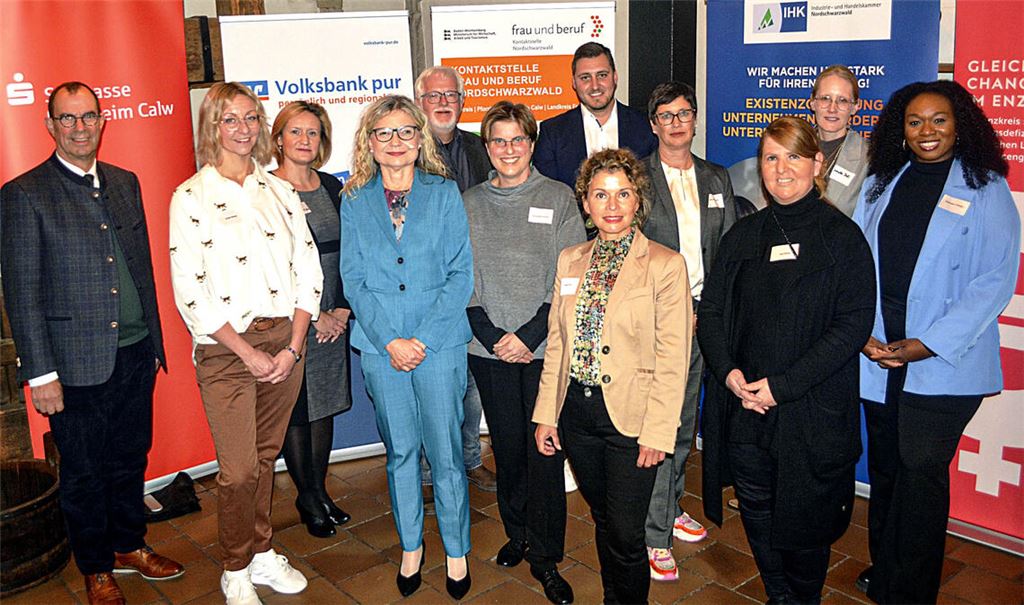 Die Macherinnen und Macher des 21. Frauenwirtschaftstags in Mühlacker (v. li.): Oberbürgermeister Frank Schneider, die Gleichstellungsbeauftragte Kinga Golomb, Lidia Niestoruk vom Transformationsnetzwerk Nordschwarzwald, die Referentin Karin Scheeff-Plessing, Mathias Baumann vom Regionalbüro für berufliche Fortbildung Nordschwarzwald, Vhs-Leiterin Dr. Martina Terp-Schunter, Mühlackers Wirtschaftsförderer Mirko Elinger, Patricia López von der Volksbank pur, Ines Wolf-Vetter von der „Kontaktstelle Frau und Beruf Nordschwarzwald“, Anja Maisch von der IHK Nordschwarzwald, Jeanette Ihli von der Sparkasse Pforzheim Calw und Camara Halimatou von der Agentur für Arbeit. Foto: Stahlfeld