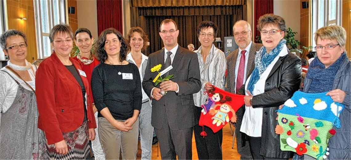 Die Macherinnen (v. li.) Marion Aichele (Freiwilligenagentur, DRK-Seniorenzentrum), Inge Müller, Ines Stuber , Sylke Kopp (alle Demenzzentrum), Melanie Rentschler (Consilio) und Alexandra Rapp (Mehrgenerationenhaus, Seniorenzentrum St. Franziskus) mit ihrem Gast Hartwig von Kutzschenbach und dem Schirmherrn der Kampagne, Oberbürgermeister Frank Schneider (Mitte).