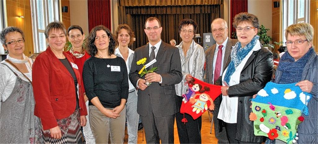Die Macherinnen (v. li.) Marion Aichele (Freiwilligenagentur, DRK-Seniorenzentrum), Inge Müller, Ines Stuber , Sylke Kopp (alle Demenzzentrum), Melanie Rentschler (Consilio) und Alexandra Rapp (Mehrgenerationenhaus, Seniorenzentrum St. Franziskus) mit ihrem Gast Hartwig von Kutzschenbach und dem Schirmherrn der Kampagne, Oberbürgermeister Frank Schneider (Mitte).