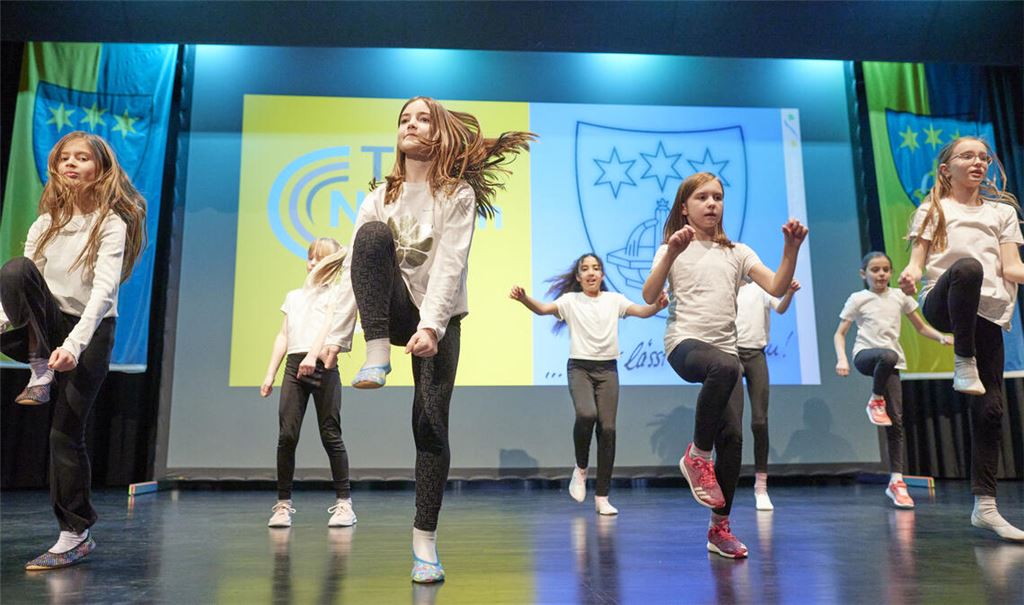 Die Mädchen der Jugend-Tanz-Gruppe der TSG Niefern unterhalten die Gäste. 