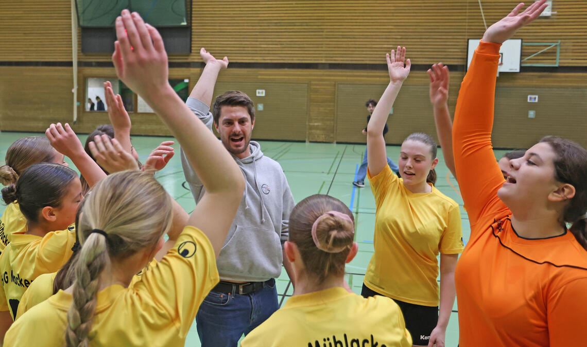 Die Mädchenmannschaft von Lehrer Daniel Freund gewinnt gegen das Team des Pforzheimer Kepler-Gymnasium.