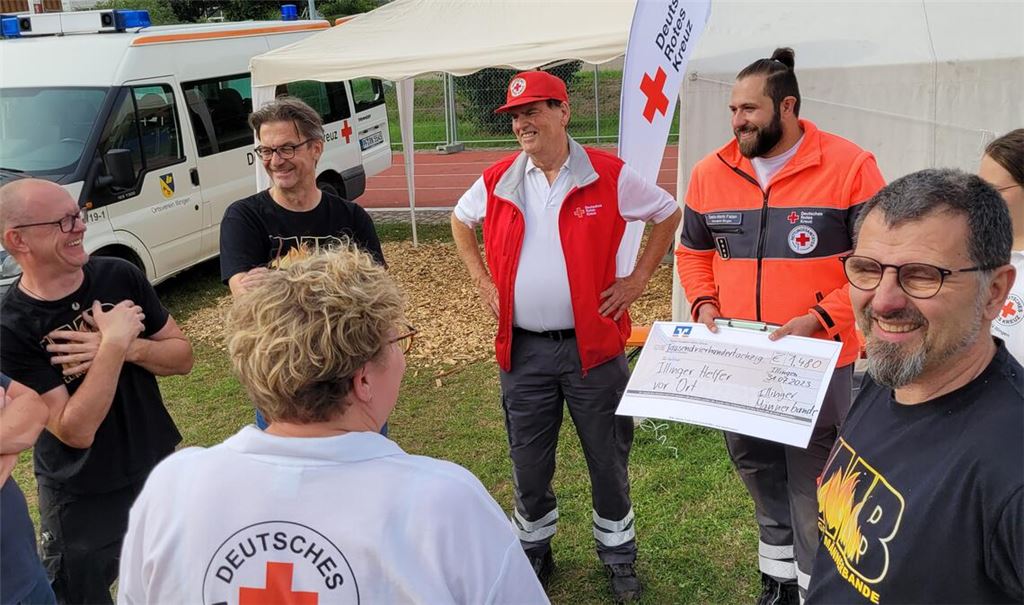 Die „Männerbande“ übergibt ihre Spende an die „Helfer vor Ort“ des DRK. Foto: privat