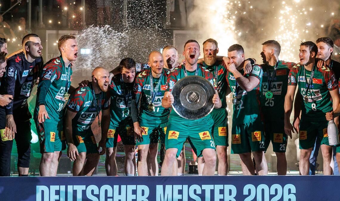 Die Magdeburger Mannschaft feiert den Meisterschaftstitel der Handball-Bundesliga.