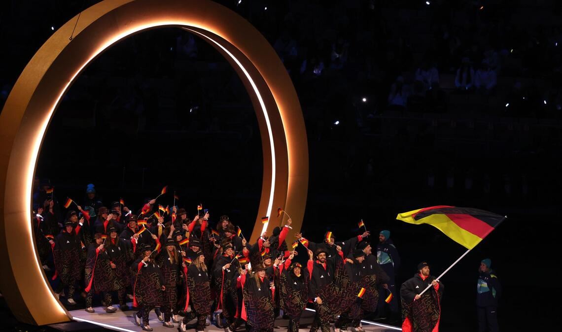 Die Mannschaft aus Deutschland wird von Fahnenträger Leon Draisaitl (Eishockey) angeführt.