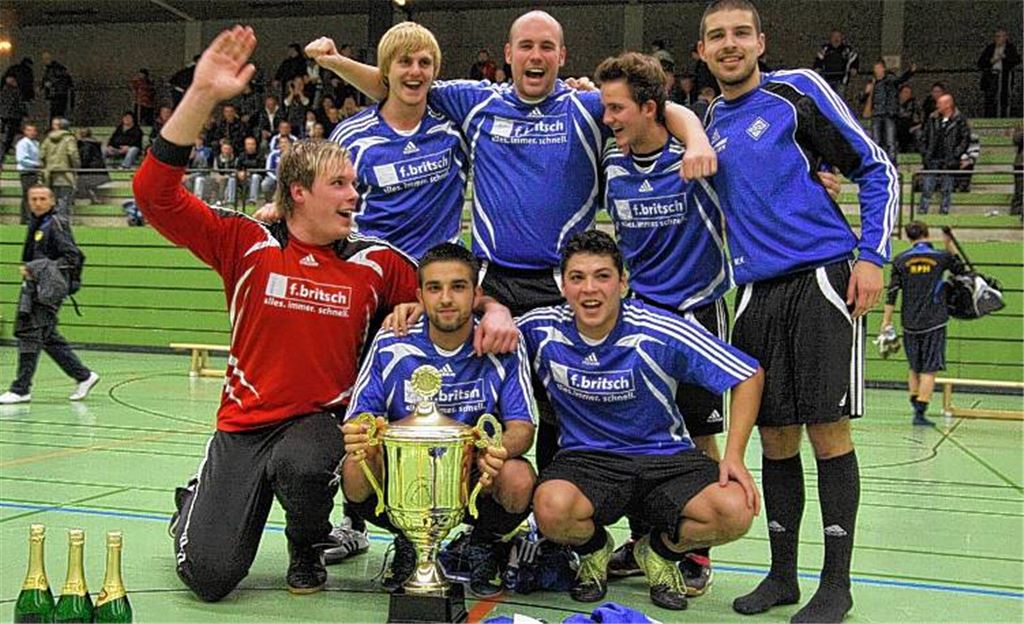 Die Mannschaft aus Enzberg feiert - nach 2009 steht der Hallenstadtpokal wieder für ein Jahr im Clubheim des FC Viktoria. Fotos: Eigner