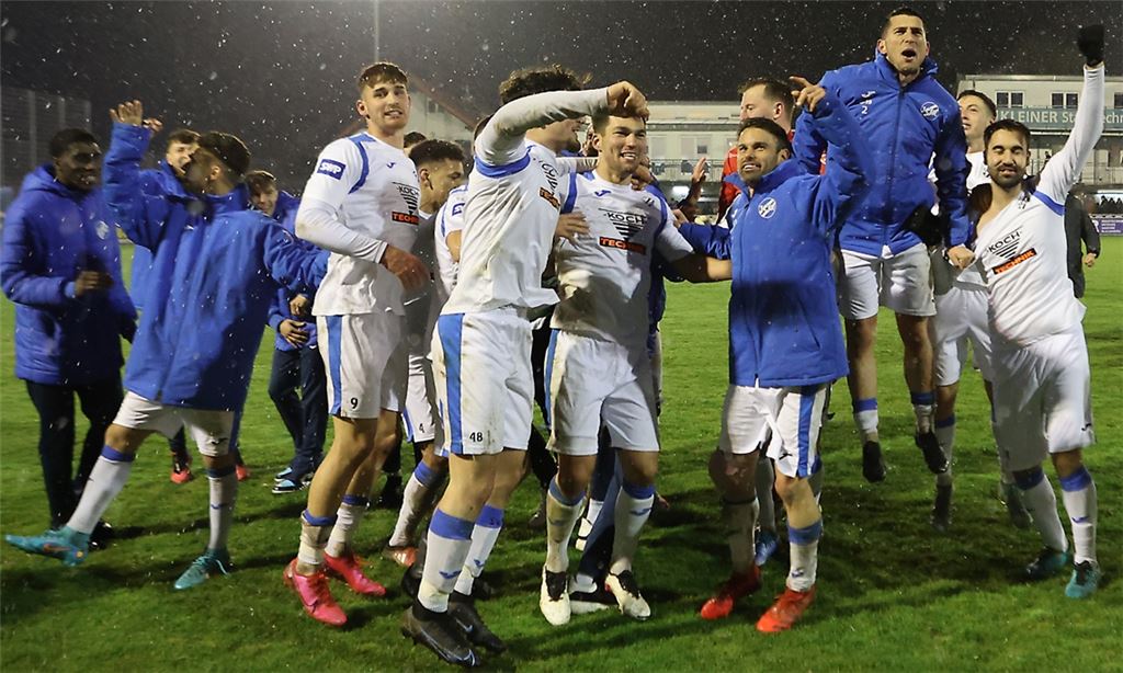 Die Mannschaft aus Pforzheim bejubelt den Sieg im Lokalduell. Foto: Rubner