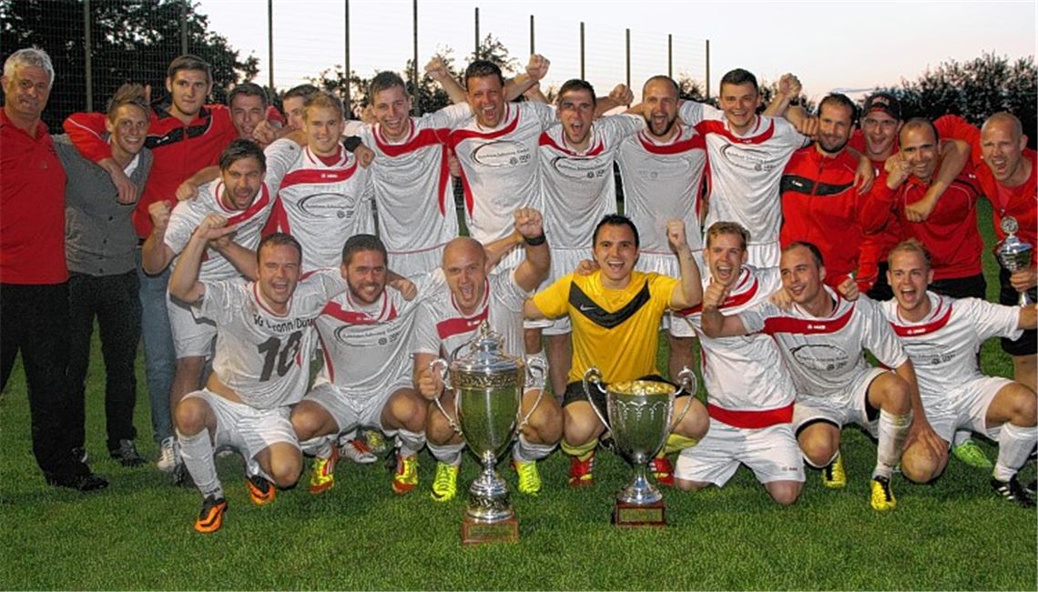 Die Mannschaft der SG Ölbronn-Dürrn jubelt: Sieger des 40. Plattenpokalturniers, den der TSV Ölbronn 1975 ins Leben gerufen hat. Fotos: Eigner