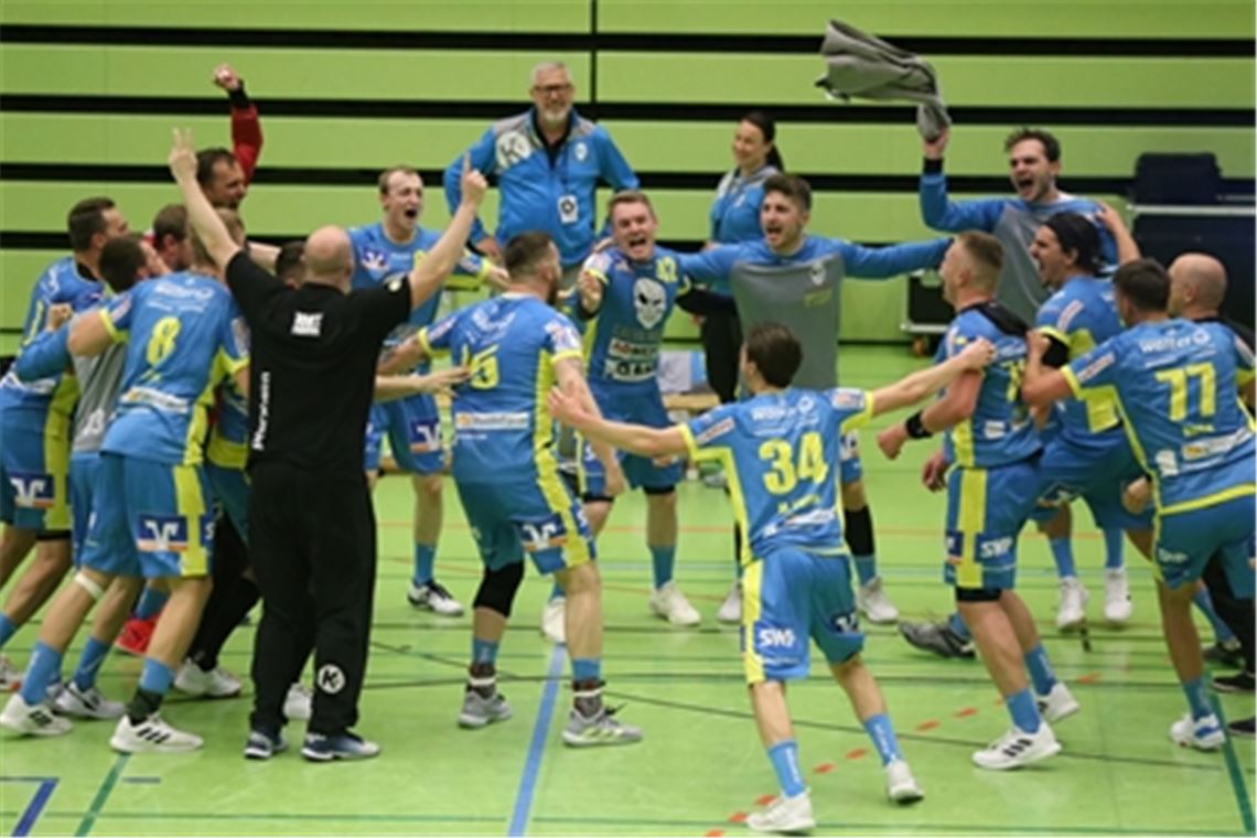 Handball-Ligapokal: Pforzheimer Derby mit Feuer, aber ohne Derby-Faktor Die Mannschaft der SG Pforzheim/Eutingen gewinnt das erste Stadtduell gegen die TGS seit vier Jahren und bejubelt den Erfolg mit „Derbysieger, Derbysieger hey, hey“-Gesängen. Fotos: Huber