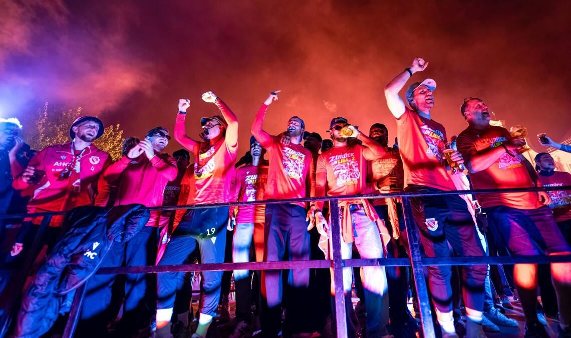 Die Mannschaft des FC Energie Cottbus feiert nach ihrer Rückkehr vom letzten Saisonspiel auf dem Cottbuser Altmarkt.