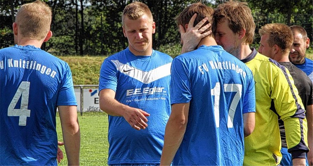 Die Mannschaft des FV Knittlingen trauert nach einem grandiosen Endspiel, in dem sie bis zur Schlussminute wie der sichere Sieger ausgesehen hat. Fotos: Eigner