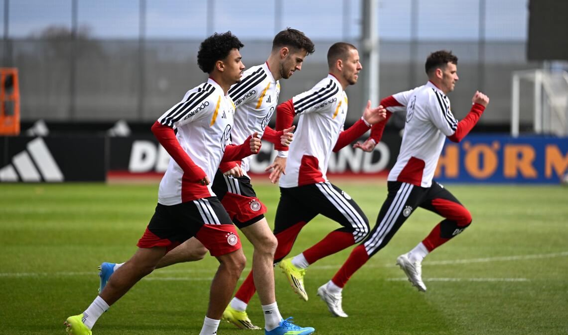 Die Mannschaft trainiert für das Länderspiel gegen die Schweiz.