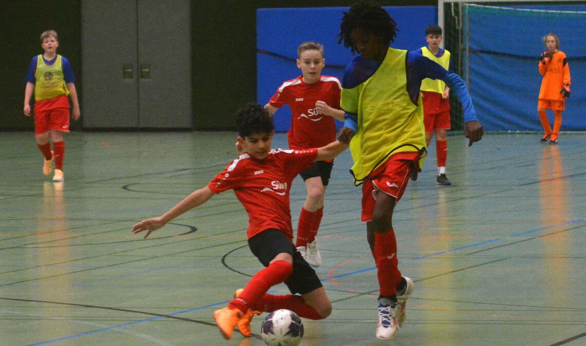 Die Mannschaft vom TSV Ötisheim (in den gelben Leibchen) darf sich im D2-Jugendturnier über den dritten Platz freuen. Fotos: Stahlfeld