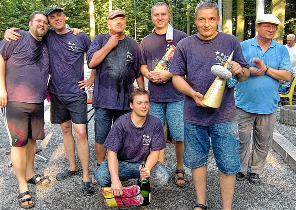Die Mannschaft von BfA Ötisheim feiert mit dem Designerpokal den Ligasieg. Foto: privat