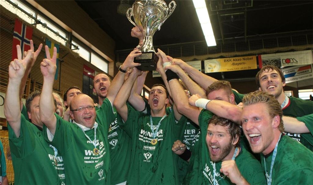 Die Mannschaft von Frisch Auf Göppingen feiert den EHF-Pokal-Sieg 2011 in Elsenfeld nach dem Endspielsieg gegen den TV Großwallstadt.