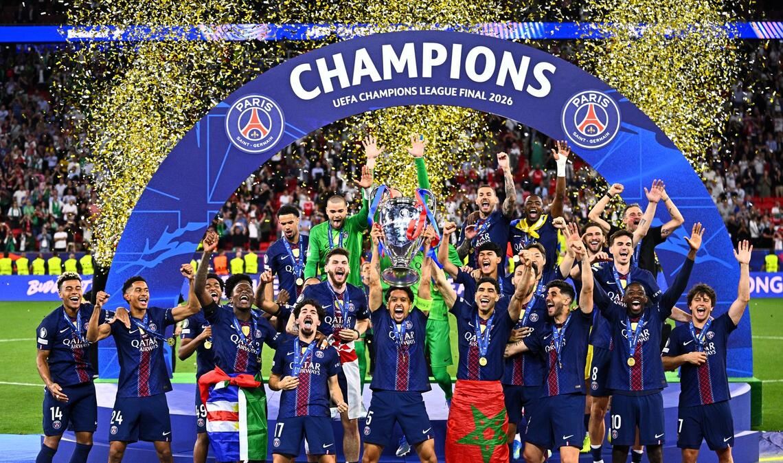 Die Mannschaft von Paris Saint-Germain feiert.