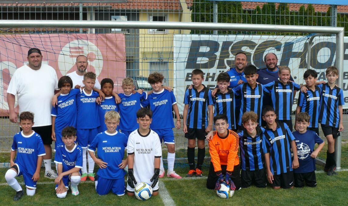 Die Mannschaften der MT-Auswahl und des FC Viktoria Enzberg freuen sich auf den Viktoria-Cup Ende September. Fotos: Dietrich
