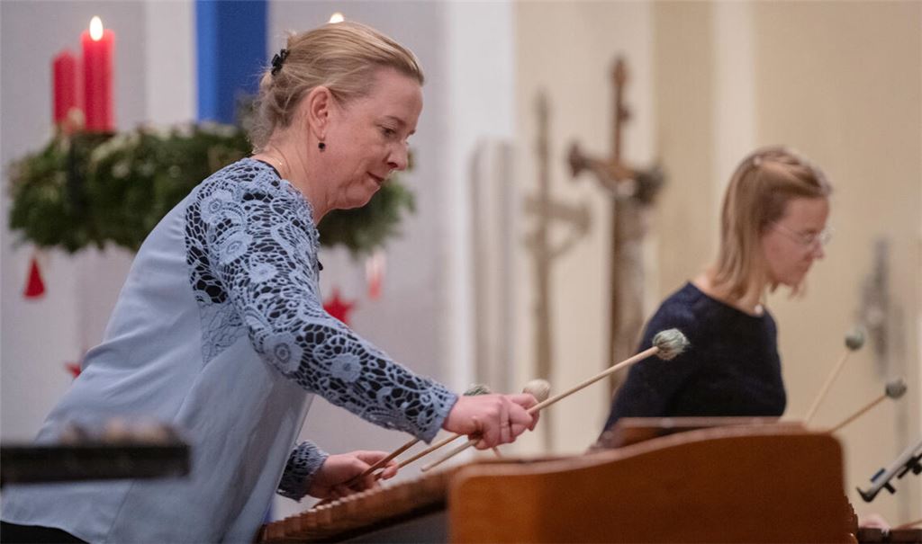 Die Marimba-Virtuosinnen Katarzyna Myćka (li.) und Charlotte Hahn begeistern das Publikum in der Herz-Jesu-Kirche. Fotos: Fotomoment