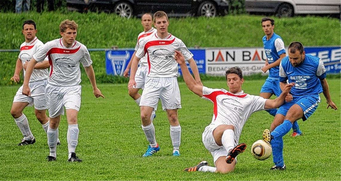 Die Marschrichtung steht fest: Die SG Ölbronn-Dürrn (weiße Trikots) will in der Tabelle der Kreisklasse A1 bis zum Saisonende vom aktuell neunten Platz ein paar Stufen nach oben klettern. 