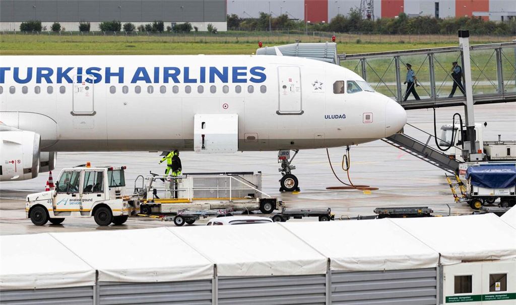 Die Maschine aus Istanbul landete gegen 14 Uhr am Flughafen Hannover-Langenhagen.