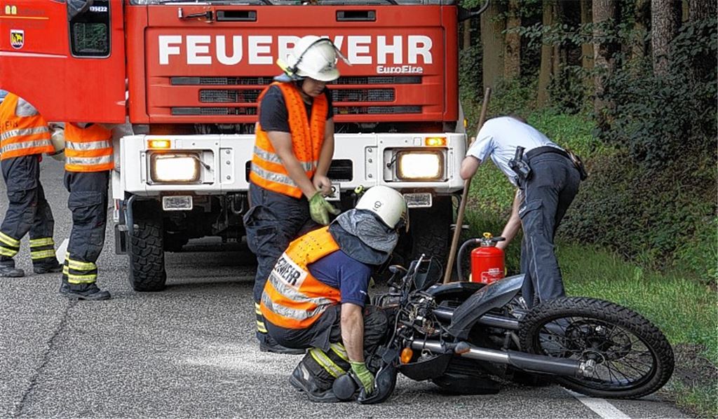 Motorradfahrer stürzt schwer