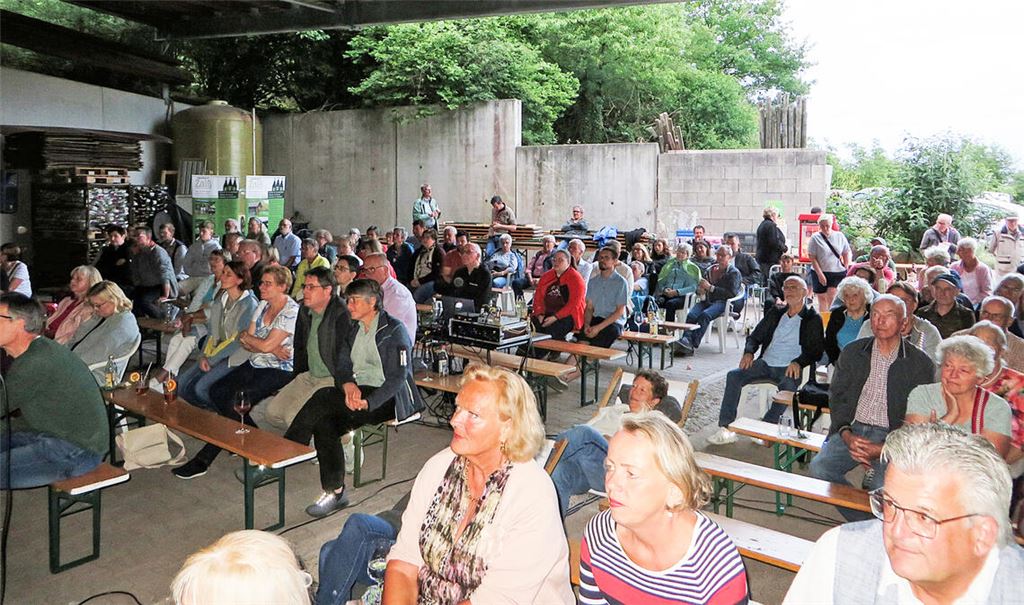 Die Maschinenhalle des Weinguts Zaiß wird zum Kinosaal. Foto: Pfisterer