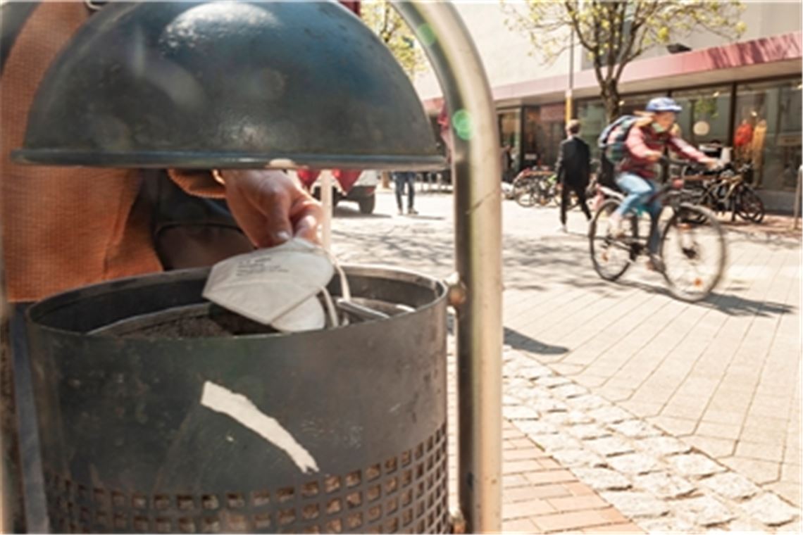 „Weiter für die Impfung werben“ Die Masken fallen, und in viele Bereiche des Lebens ist Normalität zurückgekehrt. Doch das Virus ist nicht verschwunden. Foto: Fotomoment