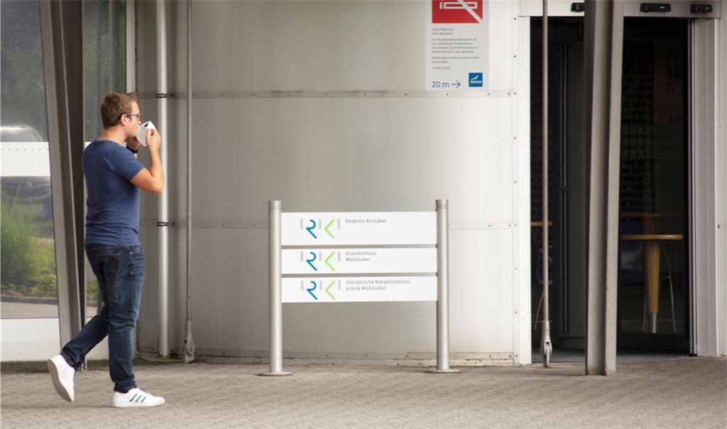 Die Maskenpflicht beim Betreten der Enzkreis-Kliniken Mühlacker wird auch weiterhin gelten. Künftig, wenn die neuen Besuchsregeln greifen, könnte statt eines FFP2-Modells auch eine medizinische Maske ausreichen. Foto: Fotomoment