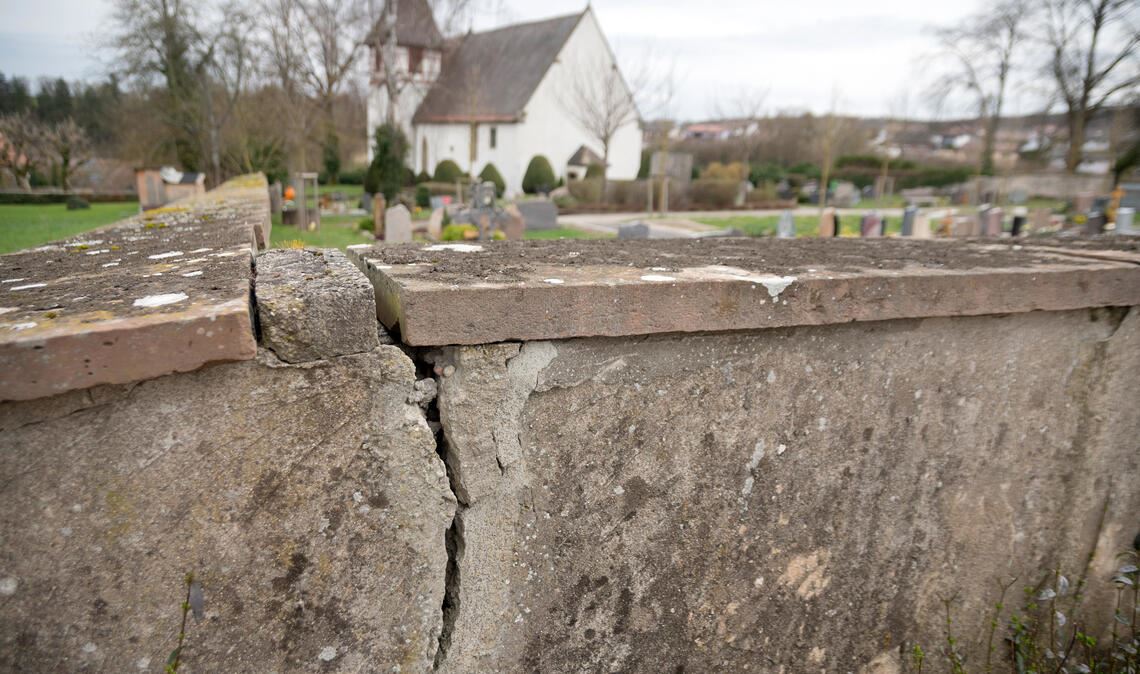 Die Mauer um den Friedhof in Großglattbach ist an vielen Stellen baufällig. Foto: Fotomoment