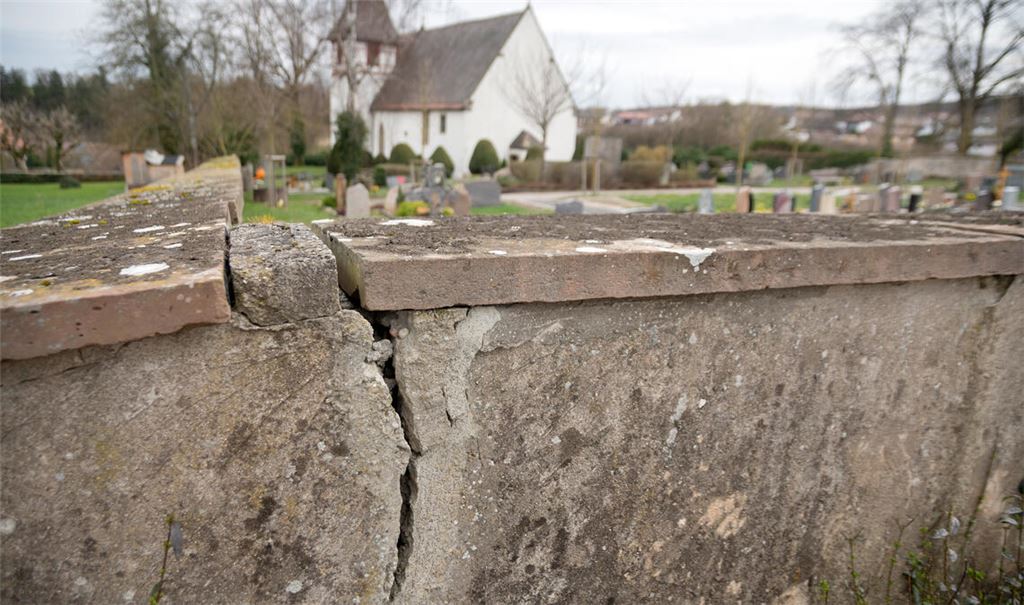 Die Mauer um den Friedhof in Großglattbach ist an vielen Stellen baufällig. Foto: Fotomoment