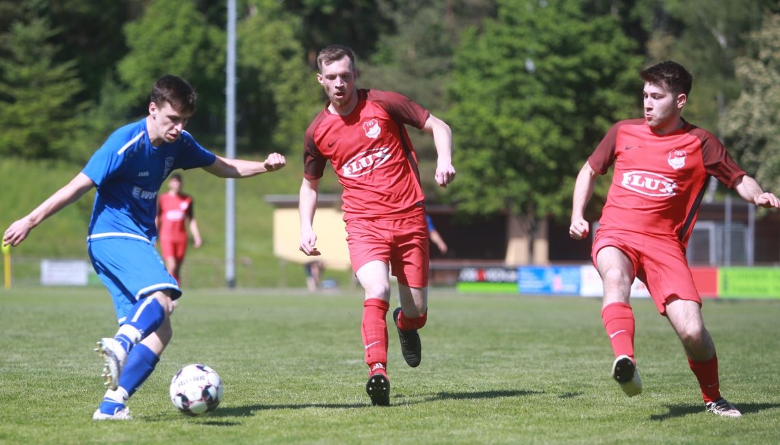 Das Thema Aufstieg ist vom Tisch Die Maulbronner Fußballer legen gegen die PSG 05 Pforzheim (blaues Trikot) einen couragierten Auftritt hin, am Ende reicht es aber nur für ein Unentschieden. Foto: Huber
