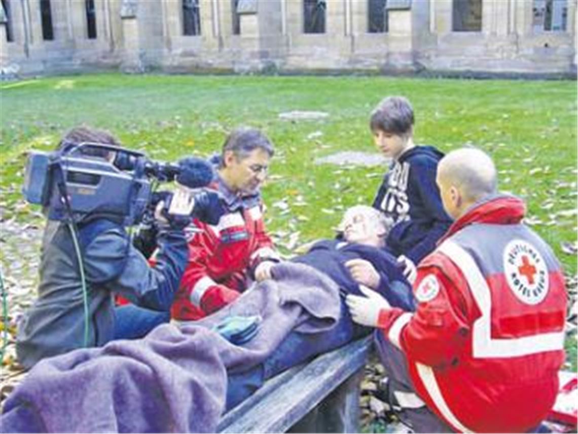 Die Maulbronner Helfer-vor-Ort des DRK sind heute bei der Preisverleihung zum Deutschen Bürgerpreis mit dabei. In der Kategorie Alltagshelden haben die Helfer das Finale erreicht. Hier stellen die Retter eine Szene für eine Filmeinspielung für den Galaabend in Berlin. Foto: privat