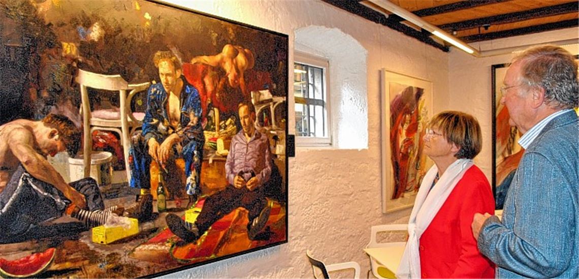 Die Maulbronner Ilse Marie und Rolf A. Kern lassen die Werke von internationalem Rang im Museum auf sich wirken. Fotos: Stahlfeld