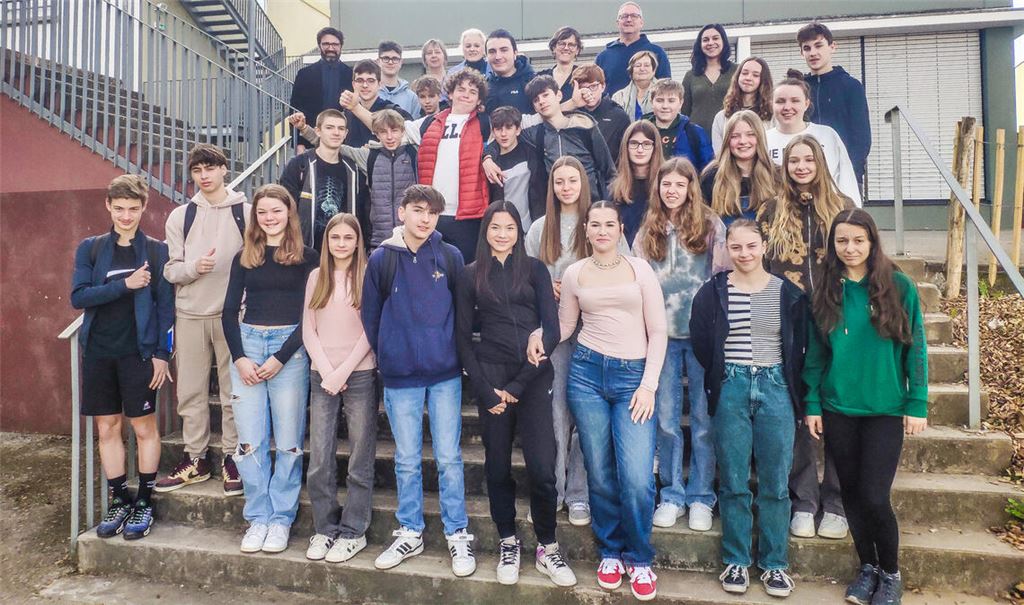 Die Maulbronner Schülerinnen und Schüler mit Bürgermeisterin Sylvie Le Hir, Schulleiter Frédéric Vernassier, Mitgliedern des Partnerschaftskomitees und Lehrkräften. Foto: privat