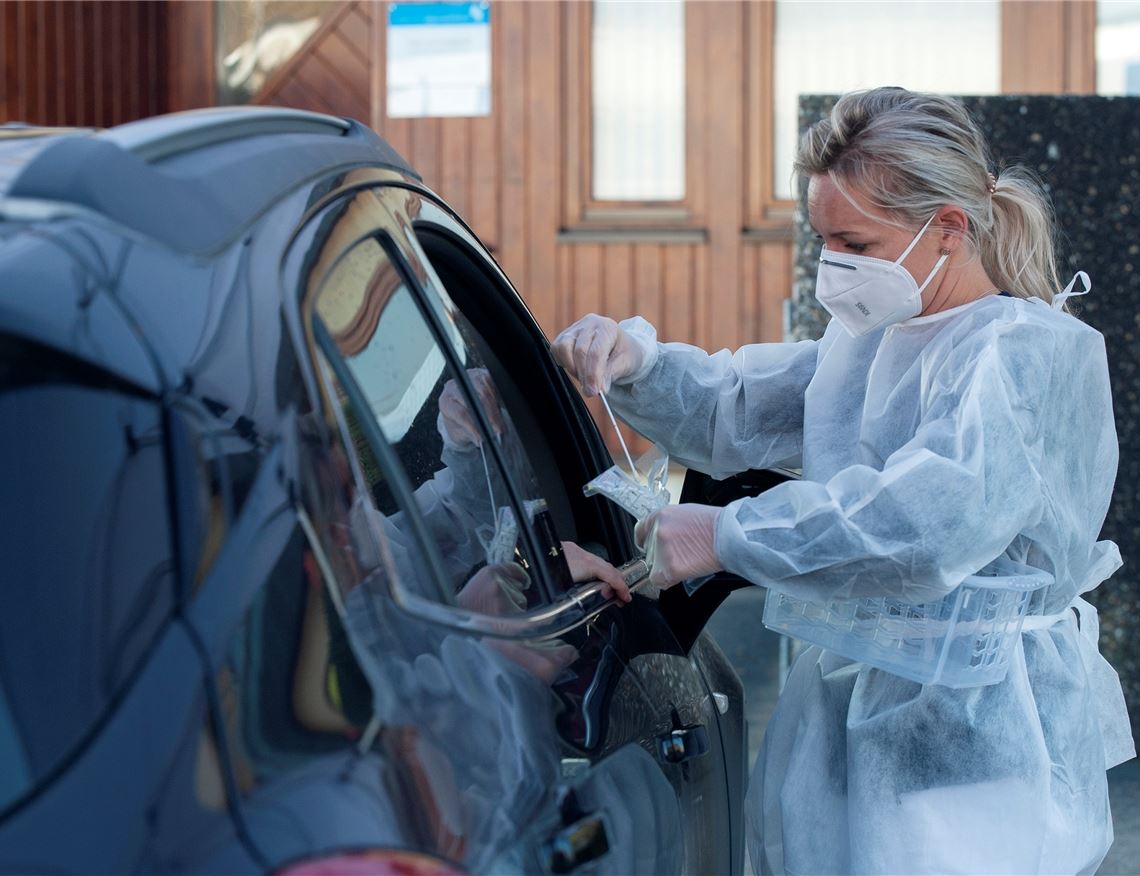 Die Medizinische Fachangestellte Stefanie Merten macht einen Abstrich. Foto: Fotomoment