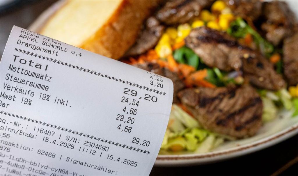 Die Mehrwertsteuer soll sinken - doch ob der Restaurantbesuch dann günstiger wird, ist fraglich.