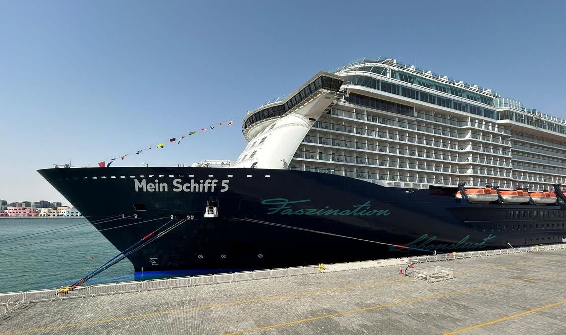 Die „Mein Schiff 5“ liegt seit Ende Februar im Hafen von Doha.