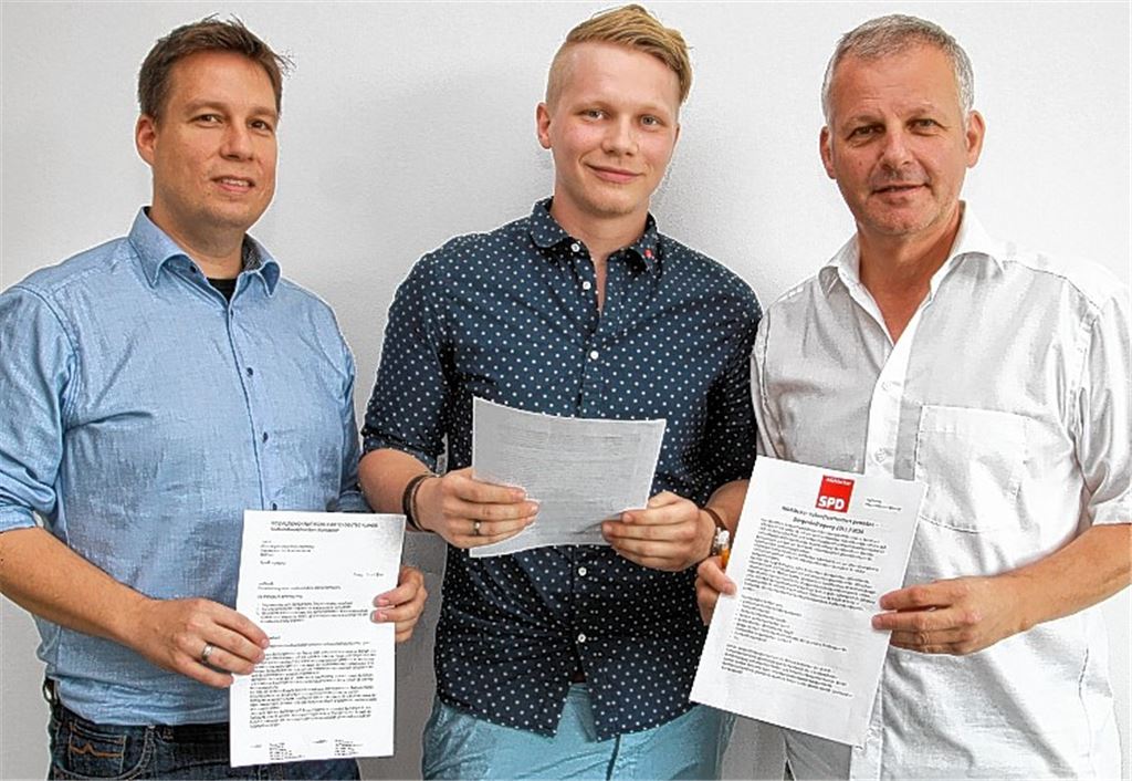 Die Meinungen der Bevölkerung sind gefragt: Die Mühlacker Sozialdemokraten Thomas Knapp (v. re.), Paul Renner und Philipp Ziegler stellen ihren Vorschlag für eine Bürgerbefragung vor. Foto: Sadler